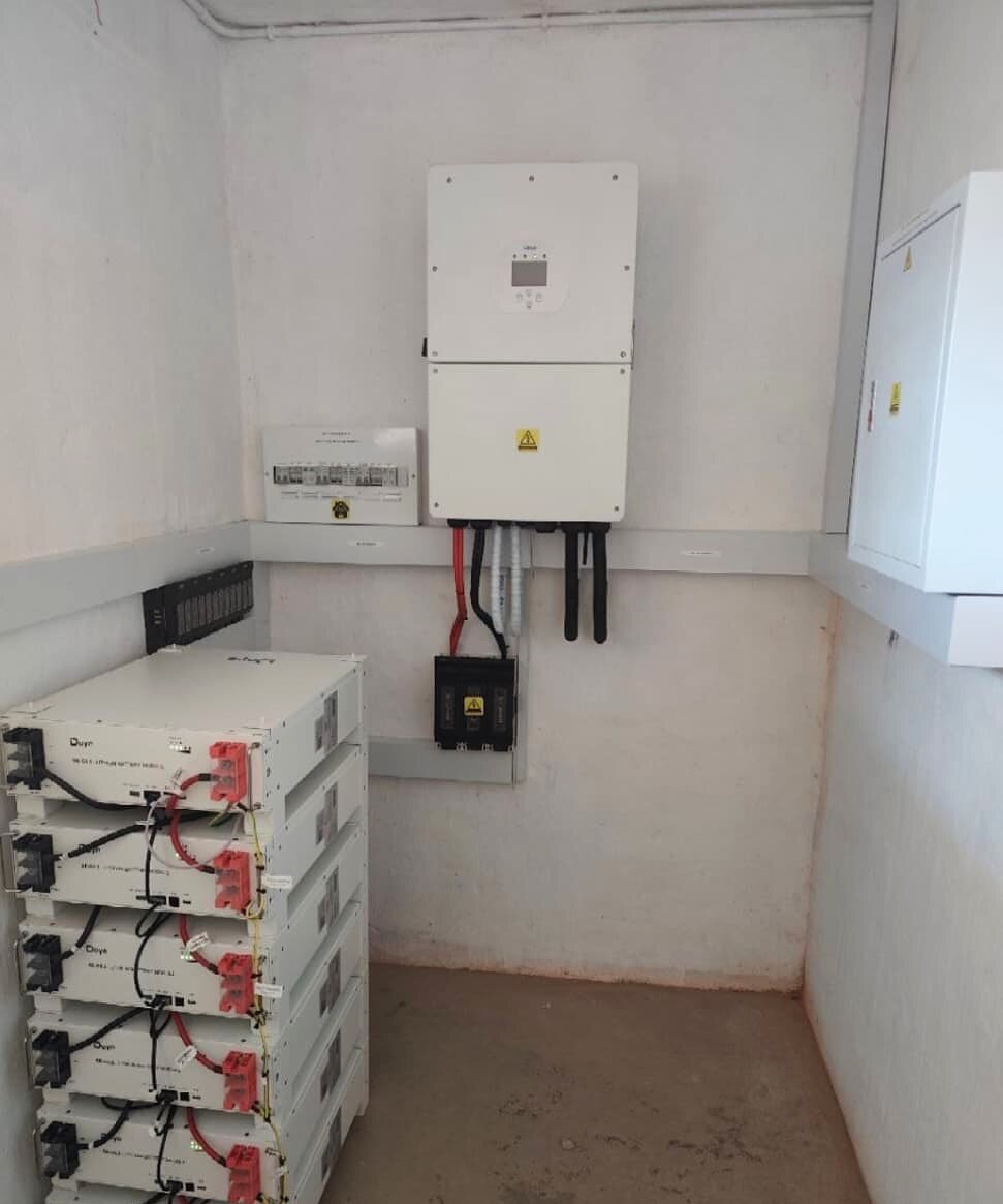 Deye hybrid inverter with a stack of Deye lithium batteries