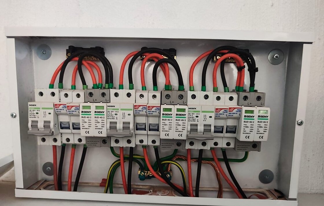 DC combiner board with surge protection and tidy, compliant wiring